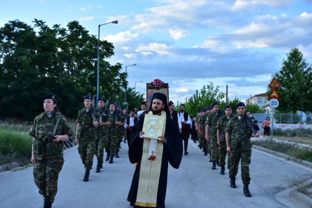 Με μεγαλοπρέπεια στη Λάρισα μετά από 110 χρόνια η Ιερή Εικόνα της Παναγίας Τριάδος από το Καβακλί - Φωτογραφία 4