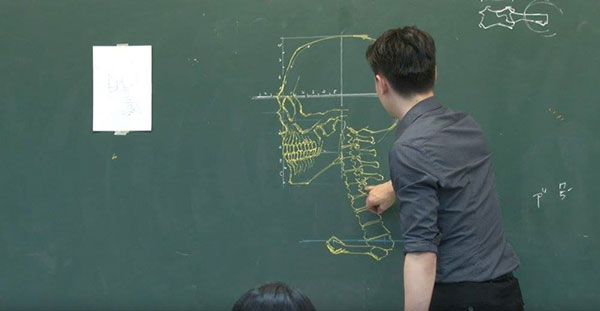 Δάσκαλος δημιουργεί λεπτομερή σκίτσα στον μαυροπίνακα! - Φωτογραφία 2