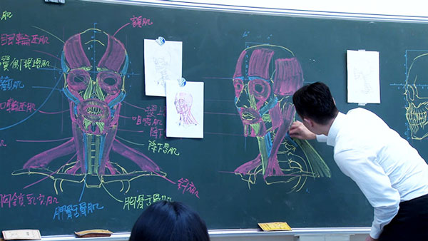 Δάσκαλος δημιουργεί λεπτομερή σκίτσα στον μαυροπίνακα! - Φωτογραφία 3