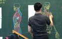 Δάσκαλος δημιουργεί λεπτομερή σκίτσα στον μαυροπίνακα!