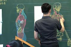 Δάσκαλος δημιουργεί λεπτομερή σκίτσα στον μαυροπίνακα!