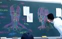 Δάσκαλος δημιουργεί λεπτομερή σκίτσα στον μαυροπίνακα! - Φωτογραφία 3