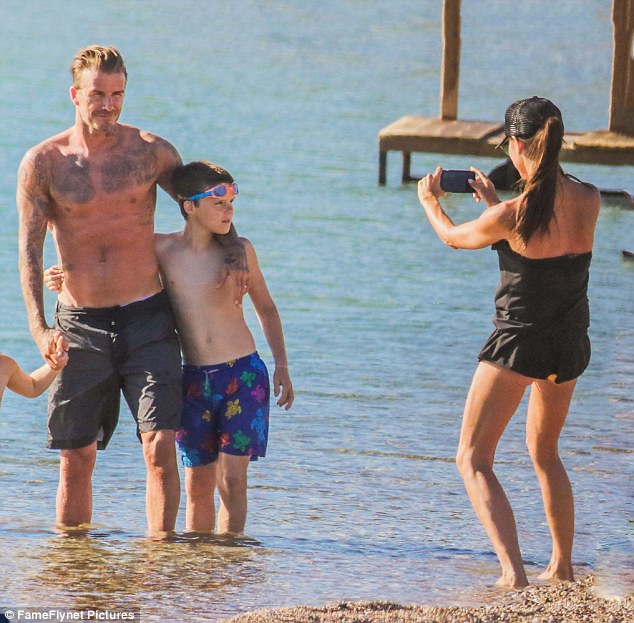 Δείτε ΝΕΕΣ φωτογραφίες από τις διακοπές των Beckhams στην Ελλάδα! [photos] - Φωτογραφία 4