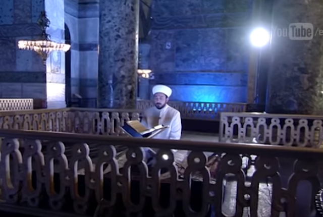 Ντροπή: Διάβασαν με τηλεοπτική κάλυψη στίχους του Κορανίου μέσα στην Αγία Σοφία (VIDEO NTOKOYMENTO) - Φωτογραφία 1