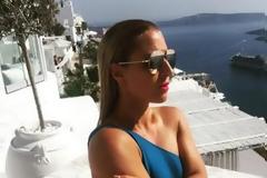 Σήκωσε τσουνάμι στη Σαντορίνη η διάσημη τενίστρια Ντομίνικα Τσιμπούλκοβα [photos]
