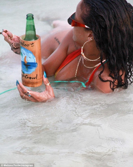 Η Rihanna κάνει τρελές και εξωτικές διακοπές [photos] - Φωτογραφία 2