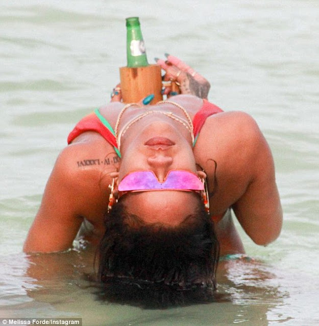 Η Rihanna κάνει τρελές και εξωτικές διακοπές [photos] - Φωτογραφία 3