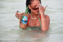 Η Rihanna κάνει τρελές και εξωτικές διακοπές [photos]