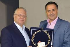Tον πρόεδρο του Χαμόγελου του παιδιού κ. Κων/νο Γιαννόπουλο βράβευσε ο Δήμαρχος Αχαρνών