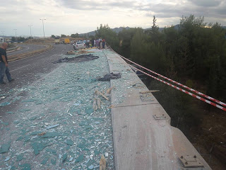 Σοβαρό ατύχημα στην Ελευσίνα - Νταλίκα φούνταρε από το δρόμο [photo] - Φωτογραφία 1