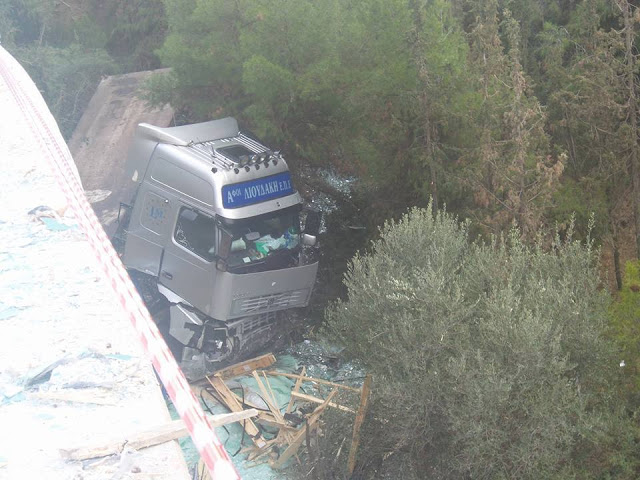 Σοβαρό ατύχημα στην Ελευσίνα - Νταλίκα φούνταρε από το δρόμο [photo] - Φωτογραφία 2