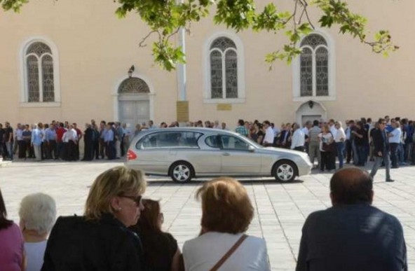ΑΝΑΤΡΙΧΙΑΑΣΤΙΚΕΣ εικόνες από την κηδεία της Νίκης Νικολοπούλου - ΤΡΑΓΙΚΕΣ φιγούρες οι γονείς της... [photos] - Φωτογραφία 12