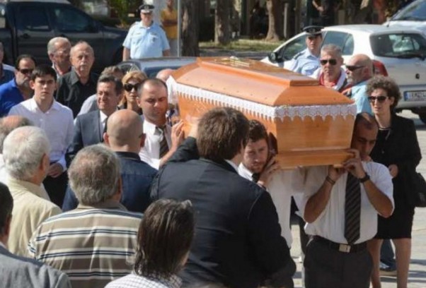 ΑΝΑΤΡΙΧΙΑΑΣΤΙΚΕΣ εικόνες από την κηδεία της Νίκης Νικολοπούλου - ΤΡΑΓΙΚΕΣ φιγούρες οι γονείς της... [photos] - Φωτογραφία 13
