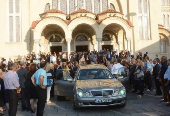 ΑΝΑΤΡΙΧΙΑΑΣΤΙΚΕΣ εικόνες από την κηδεία της Νίκης Νικολοπούλου - ΤΡΑΓΙΚΕΣ φιγούρες οι γονείς της... [photos] - Φωτογραφία 14