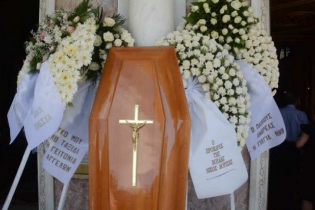 ΑΝΑΤΡΙΧΙΑΑΣΤΙΚΕΣ εικόνες από την κηδεία της Νίκης Νικολοπούλου - ΤΡΑΓΙΚΕΣ φιγούρες οι γονείς της... [photos] - Φωτογραφία 3
