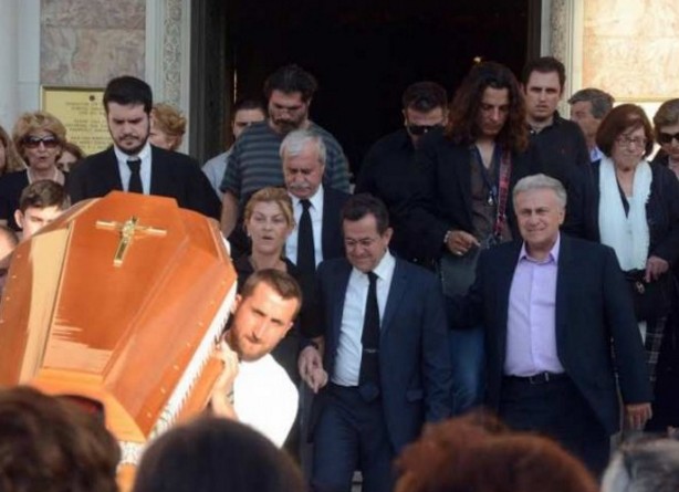 ΑΝΑΤΡΙΧΙΑΑΣΤΙΚΕΣ εικόνες από την κηδεία της Νίκης Νικολοπούλου - ΤΡΑΓΙΚΕΣ φιγούρες οι γονείς της... [photos] - Φωτογραφία 8