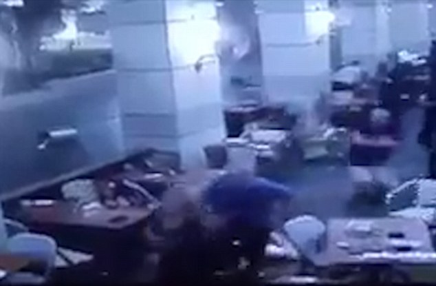 Τρόμος στο Τελ Αβίβ! Δυο ένοπλοι μπήκαν σε εστιατόριο και... θέρισαν κόσμο! [photos] - Φωτογραφία 4