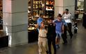 Τρόμος στο Τελ Αβίβ! Δυο ένοπλοι μπήκαν σε εστιατόριο και... θέρισαν κόσμο! [photos] - Φωτογραφία 3