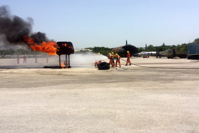 Εκπαίδευση Πυροσβεστών της ΠΑ στην Πυρόσβεση και Διάσωση Επιβατών Πολιτικών Αεροσκαφών - Φωτογραφία 3