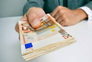 Σε 6 μισθούς αναλογούν οι ετήσιοι φόροι ενός Έλληνα - Φωτογραφία 1