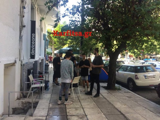 Κατασκήνωσαν (κυριολεκτικά) σε κεντρικό δρόμο της Θεσσαλονίκης για ένα… ζευγάρι παπούτσια! - Φωτογραφία 2