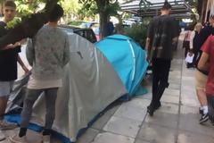 Κατασκήνωσαν (κυριολεκτικά) σε κεντρικό δρόμο της Θεσσαλονίκης για ένα… ζευγάρι παπούτσια!