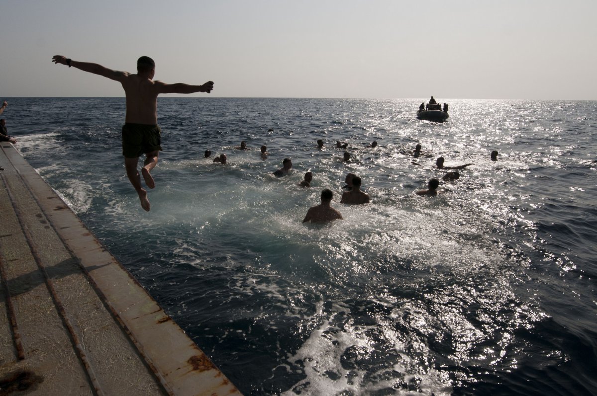 Οταν οι πεζοναύτες των ΗΠΑ κάνουν διάλειμμα για βουτιές - Φωτογραφία 17