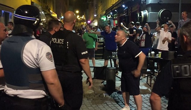 Άγρια επεισόδια λίγο πριν αρχίσει το Euro 2016: Μεθυσμένοι Άγγλοι φώναζαν και τα έσπασαν στους δρόμους της Γαλλίας [photos] - Φωτογραφία 3