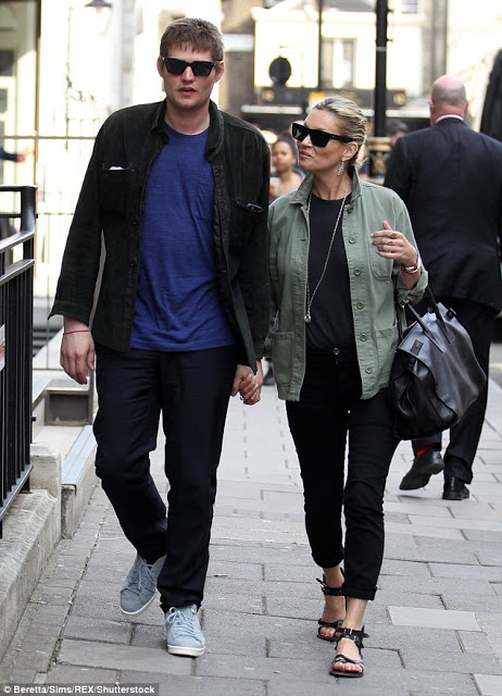 Η Kate Moss βολτάρει με τον 28χρονο φίλο της [photos] - Φωτογραφία 2