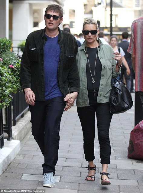 Η Kate Moss βολτάρει με τον 28χρονο φίλο της [photos] - Φωτογραφία 3