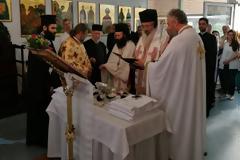 Ο Μητροπολίτης ευλόγησε τις ποδιές των ιατρών στο λείψανο του Αγίου Λουκά του ιατρού, αρχιεπισκόπου Συμφερουπόλεως της Κριμαίας. [photos]