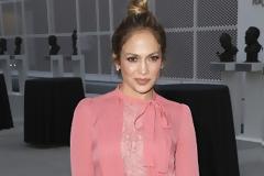 Η Jennifer Lopez με ένα σύνολο που μόνο εκείνη θα τολμούσε να βάλει