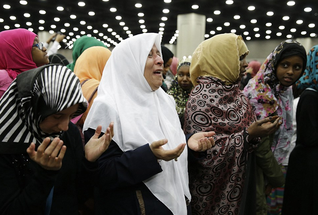 Μοχάμεντ Άλι: 14.000 άνθρωποι στη μουσουλμανική προσευχή πριν την κηδεία - Φωτογραφία 2