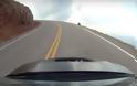 Aυτοκίνητο τρέχει με μεγάλη ταχύτητα Στο 0:06 πέφτει στον γκρεμό -  Δείτε την ΣΥΓΚΛΟΝΙΣΤΙΚΗ στιγμή [video