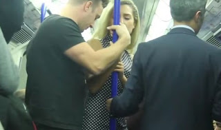 Την ΧΟΥΦΤΩΣΕ μέσα στο μετρό - Τι έγινε μετά; ΔΕΙΤΕ ΤΟ [video] - Φωτογραφία 1