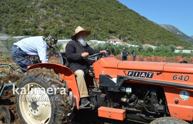 Ανέβηκε στο τρακτέρ και μάζεψε πατάτες ο Μητροπολίτης Αλέξανδρος στο Λεωνίδιο [photo+video] - Φωτογραφία 5