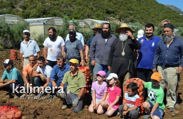 Ανέβηκε στο τρακτέρ και μάζεψε πατάτες ο Μητροπολίτης Αλέξανδρος στο Λεωνίδιο [photo+video] - Φωτογραφία 7