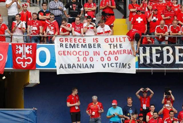 Έντονη αντίδραση του ΥΠΕΞ για το προκλητικό πανο στον αγώνα Αλβανία - Ελβετία - Φωτογραφία 1