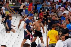 Πεδίο μάχης χούλιγκαν η Μασσαλία με δεκάδες τραυματίες και έναν Άγγλο να χαροπαλεύει