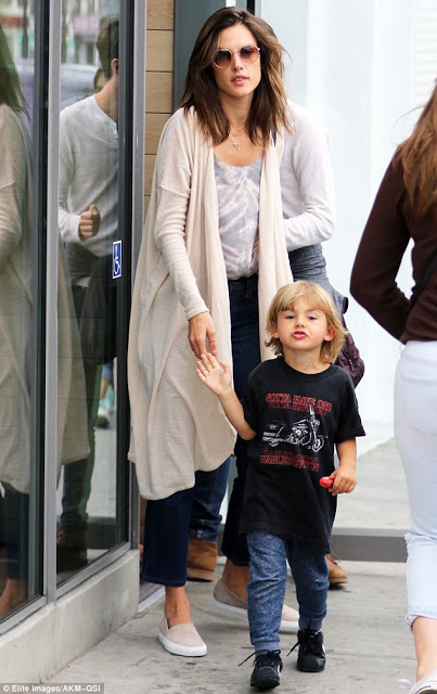 Δείτε πώς ντύνεται η Alessandra Ambrosio όταν είναι με τα παιδιά της... [photos] - Φωτογραφία 3