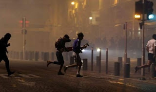 Χάος από τα επεισόδια στο Euro - Δεκάδες τραυματίες, 2 σοβαρά [photos] - Φωτογραφία 1