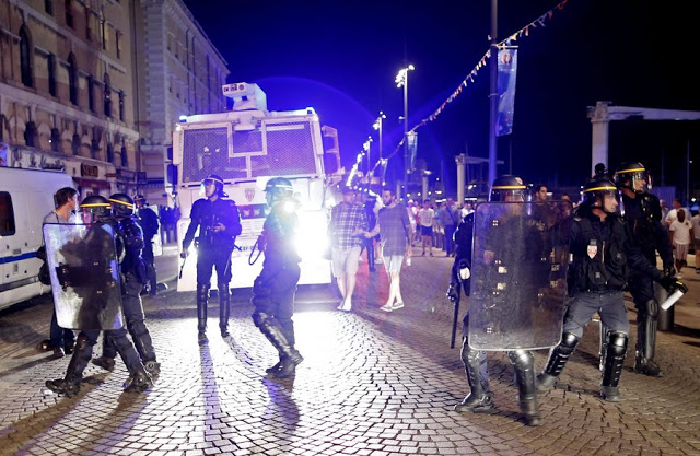 Χάος από τα επεισόδια στο Euro - Δεκάδες τραυματίες, 2 σοβαρά [photos] - Φωτογραφία 4