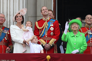 Ο χαιρετισμός της Πριγκίπισσας Charlotte στο μπαλκόνι που κάνει το γύρο του διαδικτύου... [photos] - Φωτογραφία 1
