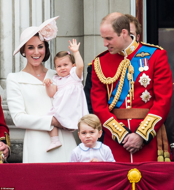 Ο χαιρετισμός της Πριγκίπισσας Charlotte στο μπαλκόνι που κάνει το γύρο του διαδικτύου... [photos] - Φωτογραφία 3