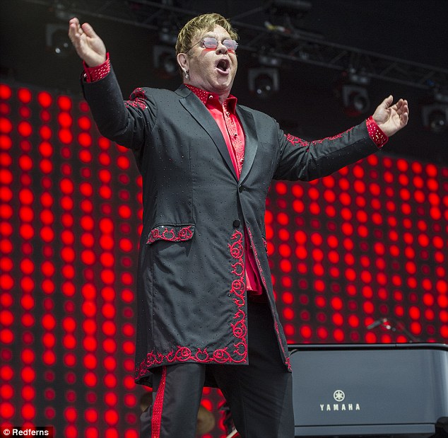 Άγριο ΚΡΑΞΙΜΟ του Elton John στους σεκιουριτάδες! Γιατί τα πήρε ο διάσημος τραγουδιστής; [photo] - Φωτογραφία 2