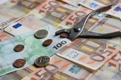 Δημόσιο: Πόσο έχουν μειωθεί οι μισθοί των υπαλλήλων σε 5 χρόνια