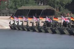 Anakonda 2016: Δείτε τη μεγαλύτερη γέφυρα από στρατιωτικά αμφίβια οχήματα! [video]