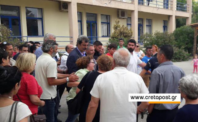 Εν μέσω διαμαρτυριών… αποχώρησε ο Πολάκης από το νοσοκομείο Ιεράπετρας - Φωτογραφία 3
