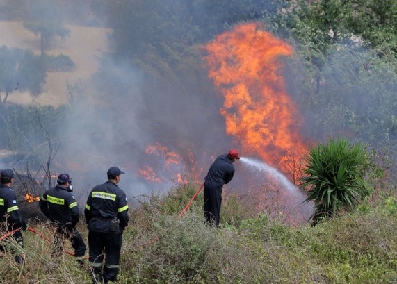 Σε ύφεση η φωτιά στην Κνωσό-Δεκάδες στρέμματα έχουν γίνει… στάχτη [photos] - Φωτογραφία 2