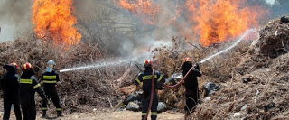 Κρήτη: Σε εξέλιξη δυο φωτιές - Μάχη δίνουν οι πυροσβέστες - Φωτογραφία 1